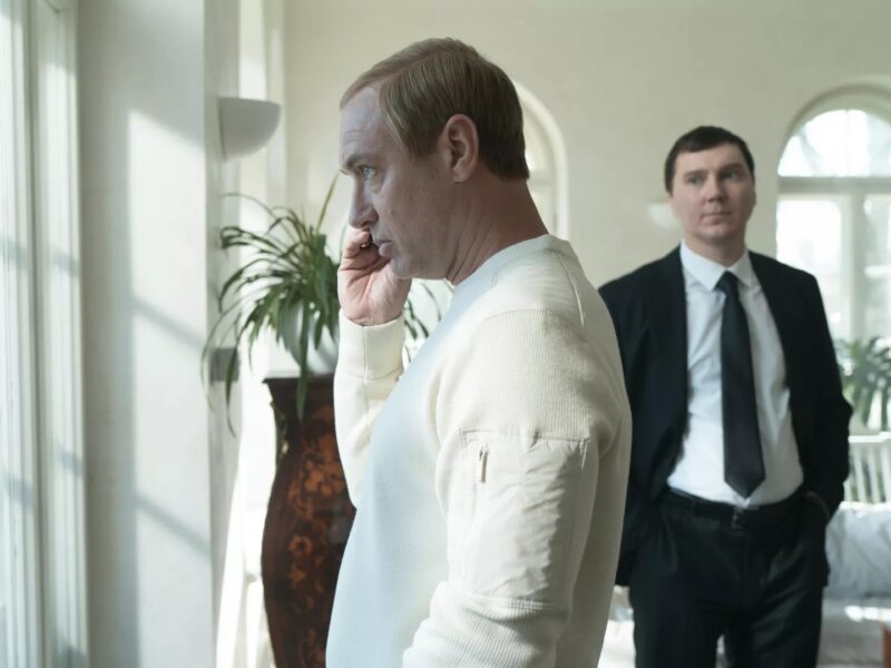 Il potere al cinema: Sorrentino e Assayas raccontano l’autorità nell’epoca della forza