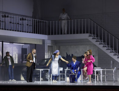 LA CENERENTOLA DI ROSSINI INCANTA IL SAN CARLO DI NAPOLI: tra virtuosismo, ironia e riscatto sociale